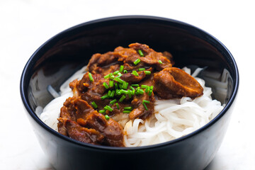 Fototapeta premium meat with sauce served with rice noodles