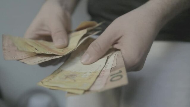 Man count reais brazilian money 
