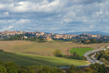 Fototapeta na wymiar Typical Tuscan landscape withr Siena town, Tuscany, Italy