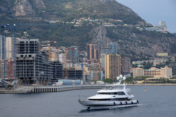un bateau assez luxueux rentrant au port - Monaco