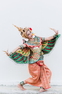 Thai Khon Show "Kinriron Dance" is a performance in the drama Phra Suthon-Manora. When Nang Kinnaree swims at the Bokkoranee pond This show is popular for its beautiful, compact, and unusual dance mov
