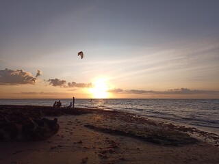 Obraz premium kite surfing at sunset
