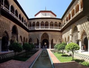 Fototapeta premium Peaceful patio of Royal Alcazar Palace