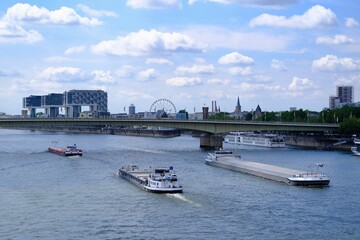 Obraz premium Panorama von Köln mit Schiffen, Kranhäuser und Riesenrad