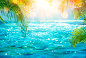 Été abstrait - Mer floue avec des feuilles de palmier et des lumières bokeh défocalisées sur l& 39 océan