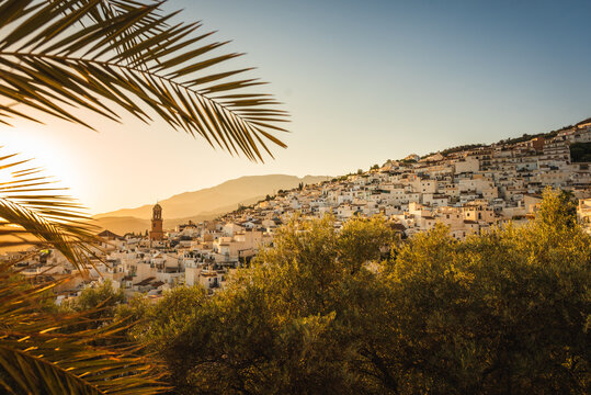 Das Bergdorf C&oacute;mpeta in Andalusien bei Sonnenuntergang