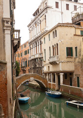 Fototapeta na wymiar VENICE, ITALY - FEBRAURY 17 2020: Bridge on canal in Venice.