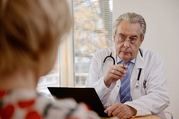 Arzt in einer Besprechung mit einer Patientin