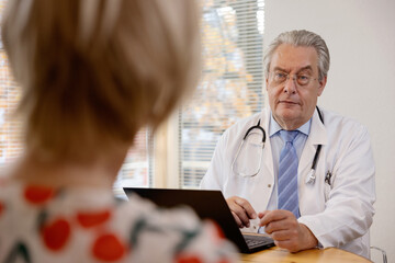 Arzt in einer Besprechung mit einer Patientin