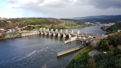 Obraz premium Vista aérea de drone sobre a Barragem de Crestuma, Vila Nova de Gaia (Portugal)