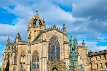 Naklejka premium St. Giles' Cathedral aka High Kirk Church and Walter Scott Statue on High Street on Royal Mile in Old Town Edinburgh, Scotland, UK. Old town Edinburgh is a UNESCO World Heritage Site since 1995. 