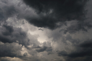 Fototapeta na wymiar gray cloudy sky before the rain