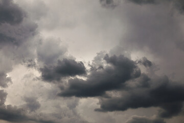 Fototapeta na wymiar gray cloudy sky before the rain