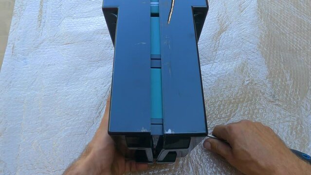 Assembling and connecting the battery to the electric