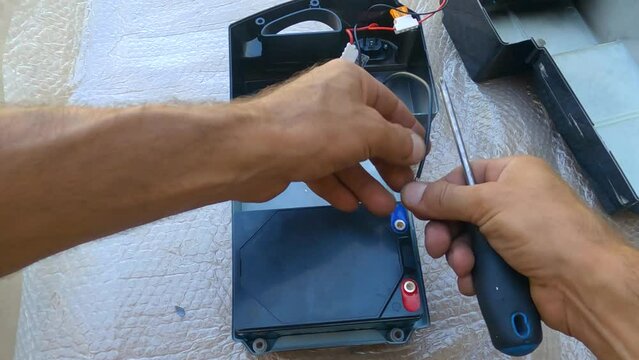 Connecting the battery to the electric bike