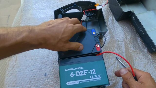 Connecting the battery to the electric bike