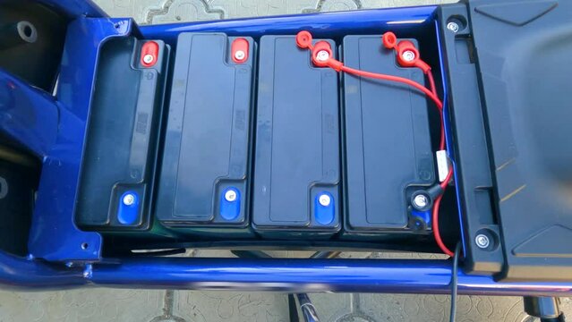 Connecting the battery to the electric bike