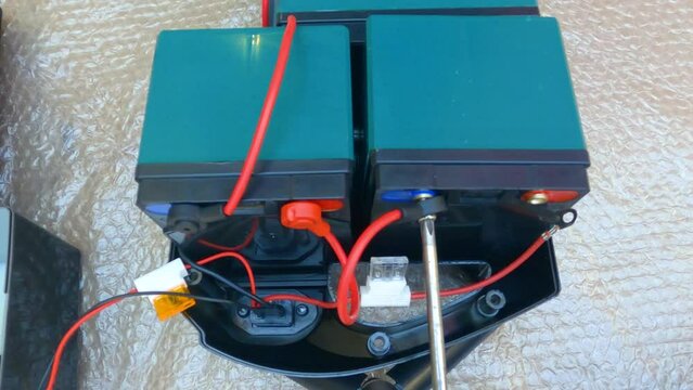 Connecting the battery to the electric bike
