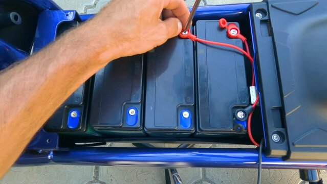 Connecting the battery to the electric bike