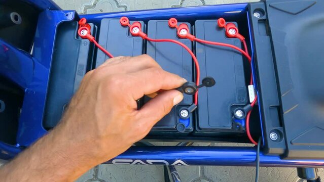 Connecting the battery to the electric bike