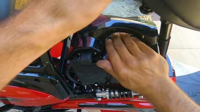 Connecting the battery to the electric bike