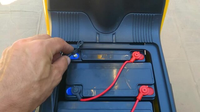 Connecting the battery to the electric bike