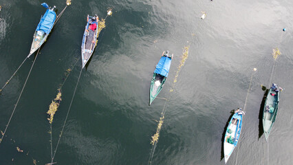 Vista aérea de drone sobre barcos