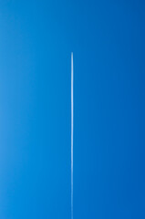 rastro de avi&oacute;n en el cielo con cielo despejado celeste