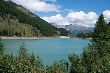 Fototapeta na wymiar Lago Pian Palù e la sua diga - Trentino Alto Adige