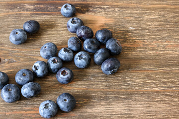 木材背景のブルーベリー