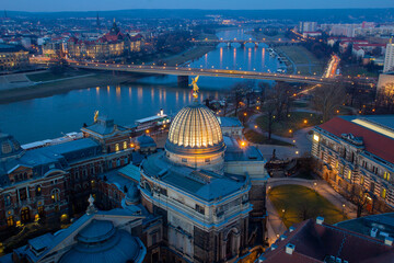 Blick von Oben auf Dresdens Altstadt, mit Elbe, Spieglungen und Brücken in der blauen Stunde mit...