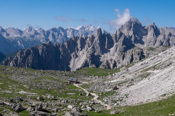 Fototapeta na wymiar Paisaje de montañas y refugio de Lavaredo en las Dolomitas de Auronzo en el noreste de Italia