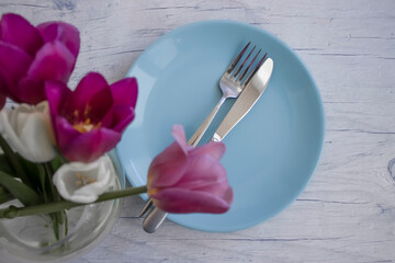 Empty plate tulip flower on wooden background