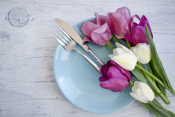 Empty plate tulip flower on wooden background