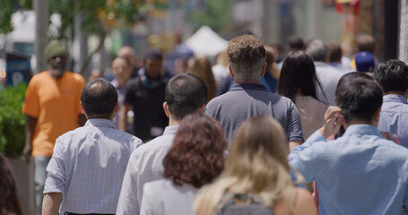 Obraz premium Crowd of people walking city street