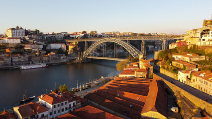 Vista aérea de drone sobre a Ponte Dom Luís, Porto (Portugal)