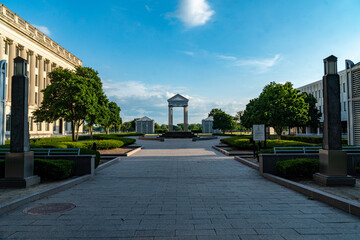 Obraz premium Side of the New Jersey State Capitol Building and Fountain (while the fountain was not operating)