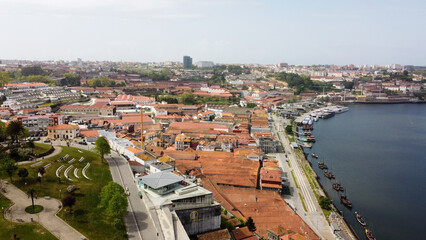 Vista aérea de drone sobre Vila Nova de Gaia, Porto (Portugal)