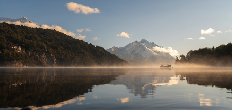 Paisaje Panoramico del Lago Moreno y sus Monta&ntilde;as en San Carlos de Bariloche, Argentina. 