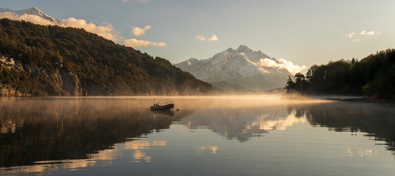 Hermoso atardecer sobre los lagos de San Carlos de Bariloche y el Parque Nacional Nahuel Huapi en Patagonia, Argentina. 