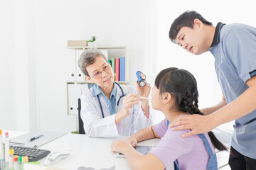 Obraz premium Doctor use tongue depressor and flashlight with children patient, he screening and diagnosis