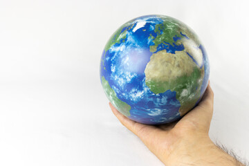 地球儀を持った男の手