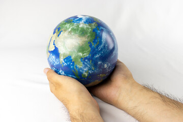 地球儀を持った男の手