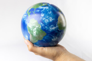 地球儀を持った男の手