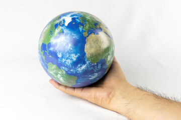 地球儀を持った男の手