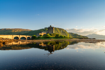 Obraz premium Eilean Donan Castle at sunset in Scotland