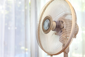 窓際に置かれた白い扇風機