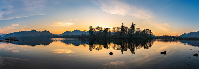 Derwentwater lake at sunset in Lake District. England - obrazy, fototapety, plakaty