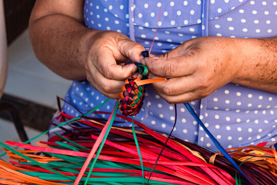 Artesanato colorido com palha feito por mulheres brasileiras ind&iacute;genas no litoral baiano e brasileiro. 