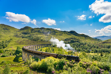 Glenfinnan Spoorwegviaduct in Schotland met de stoomtrein die overgaat
